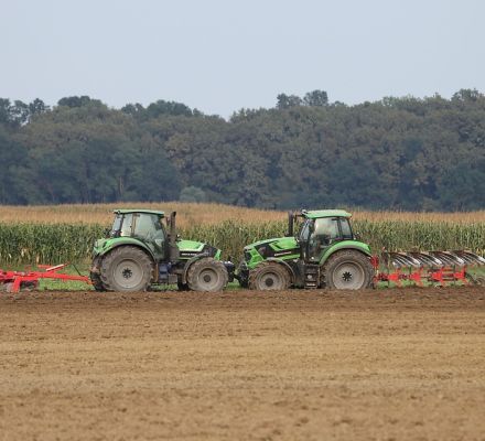 traktor pracujący w polu