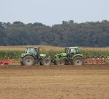 traktor orzący pole