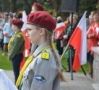 harcerka stojąca wśród biało-czerwonych flag